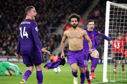 Liverpool-Star Mohamed Salah (M) feiert sein Tor zum 2:1 gegen Southampton.