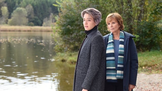 Ellen Lucas (Ulrike Kriener, r) erzählt Polly Esser (Marie Bloching), dass Hannes Lenz verhaftet wurde.