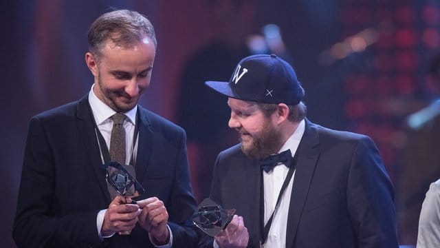 Die Auszeichnung im Blick: Jan Böhmermann (l) und Max Bierhals (Headautor).