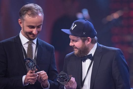 Die Auszeichnung im Blick: Jan Böhmermann (l) und Max Bierhals (Headautor).