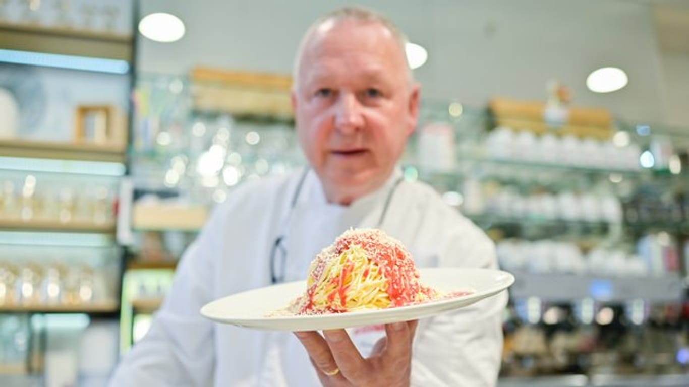 Dario Fontanella, Inhaber des Geschäfts "Eis Fontanella", hält im Eiscafe "Intermezzo" ein Spaghetti-Eis in der Hand.