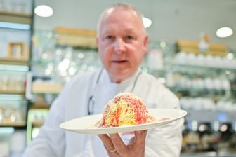 Dario Fontanella, Inhaber des Geschäfts "Eis Fontanella", hält im Eiscafe "Intermezzo" ein Spaghetti-Eis in der Hand.