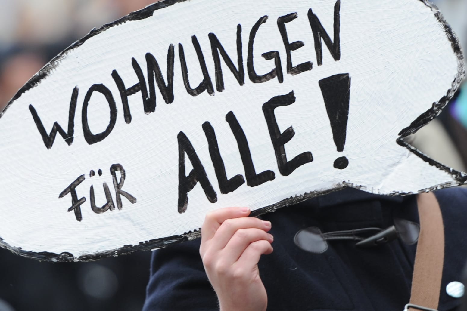 Mieterdemos in ganz Deutschland: Laut einer Studie sind die Mieten bei privaten Wohnungskonzernen zuletzt deutlich stärker gestiegen als bei kommunalen.