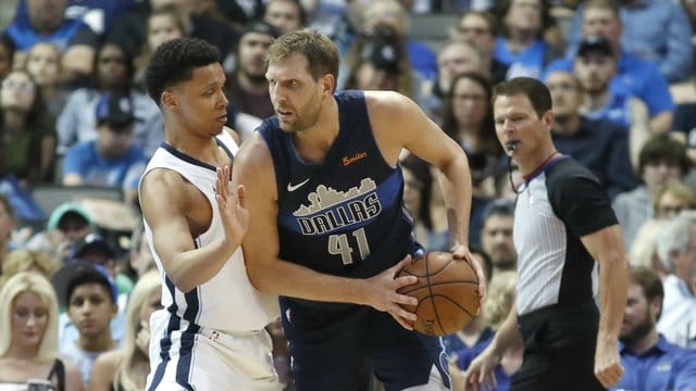 Mavs-Spieler Dirk Nowitzki setzt sich gegen Ivan Rabb von den Memphis Grizzlies durch. Mavs-Spieler Dirk Nowitzki setzt sich gegen Ivan Rabb von den Memphis Grizzlies durch.