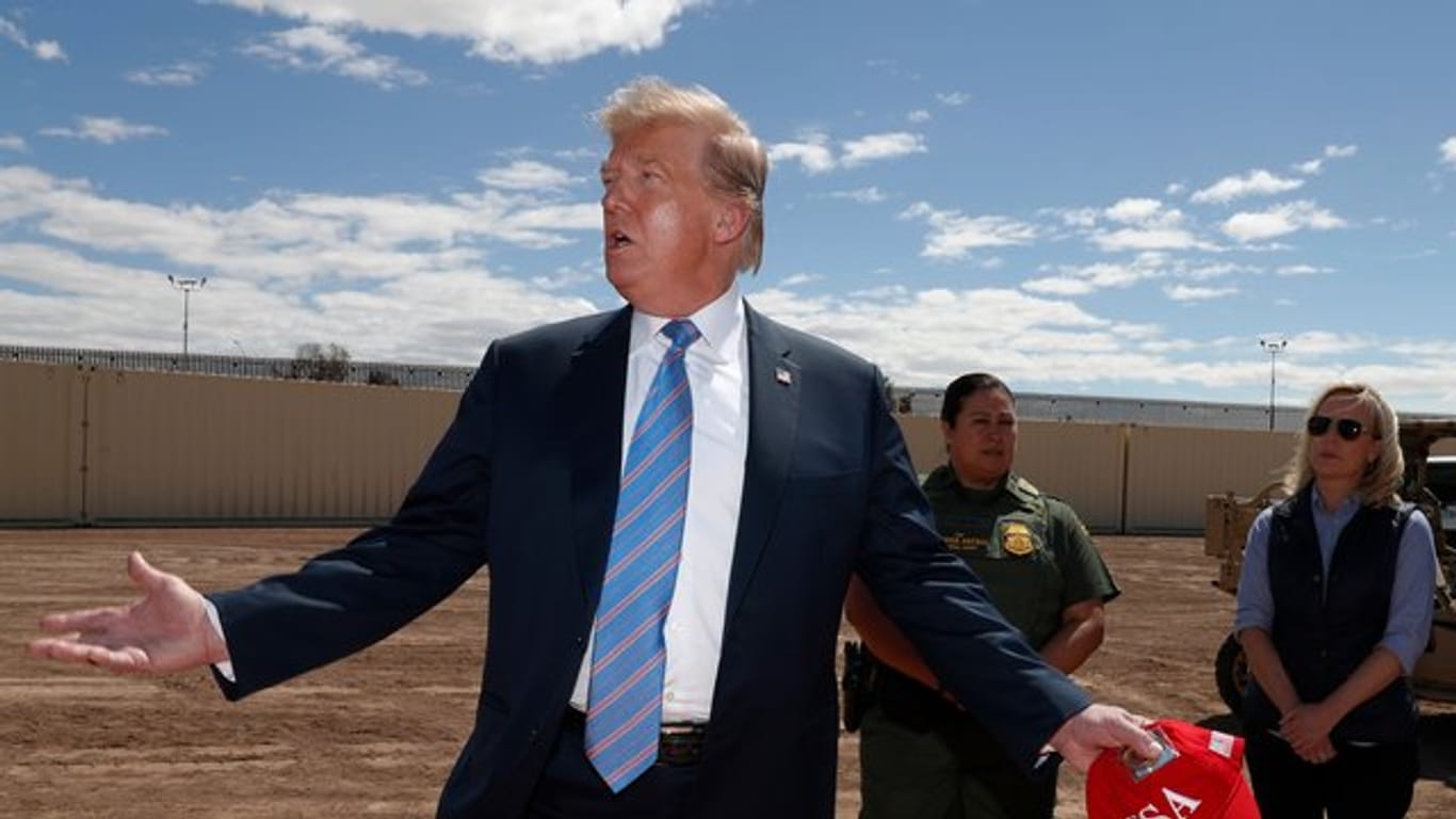 Donald Trump spricht an der Grenze zu Mexiko bei Calexico: Der US-Präsident droht Mexiko weiterhin mit Zöllen.