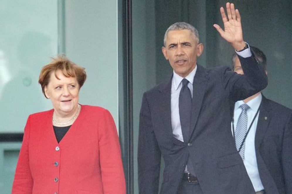 Angela Merkel und Barack Obama kommen nach einem Gespräch aus dem Kanzleramt in Berlin.