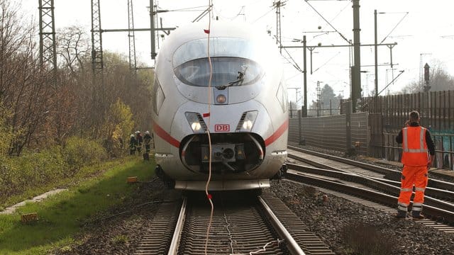 Von einer abgerissenen Oberleitung gestoppt: Der ICE wartet in der Nähe des Düsseldorfer Hauptbahnhofs. Von einer abgerissenen Oberleitung gestoppt: Der ICE wartet in der Nähe des Düsseldorfer Hauptbahnhofs.