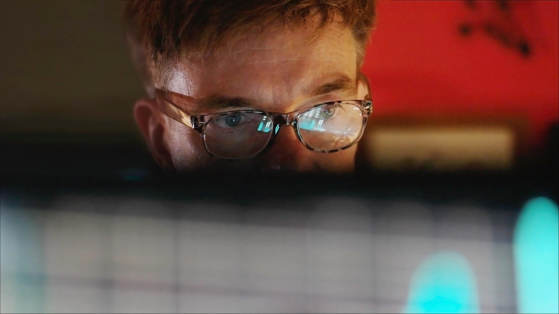 Das Gesicht eines männlichen Nutzers wird halb vom Computerbildschirm verdeckt: Das Bundeskriminalamt fragt häufiger persönliche Daten von Internetnutzern an. Das Gesicht eines männlichen Nutzers wird halb vom Computerbildschirm verdeckt: Das Bundeskriminalamt fragt häufiger persönliche Daten von Internetnutzern an.