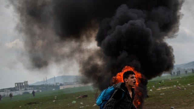 Dichte Rauchwolken stehen nach Zusammenstößen mit der Polizei nahe einem Flüchtlingslager im griechischen Dorf Diavata. Dichte Rauchwolken stehen nach Zusammenstößen mit der Polizei nahe einem Flüchtlingslager im griechischen Dorf Diavata.