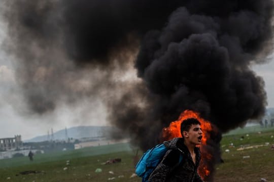 Dichte Rauchwolken stehen nach Zusammenstößen mit der Polizei nahe einem Flüchtlingslager im griechischen Dorf Diavata.