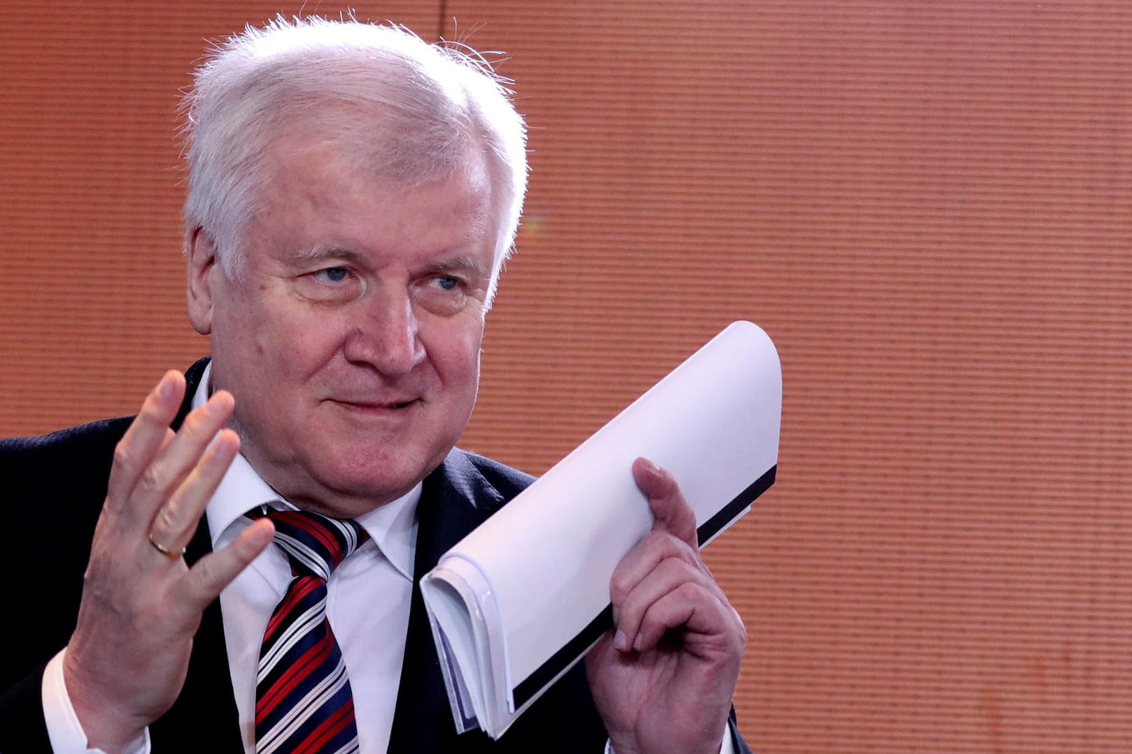 Horst Seehofer: Der CSU-Politiker setzt sich für die Einführung eines neuen Asylgesetzes ein, das den Abschiebe-Prozess beschleunigen soll.