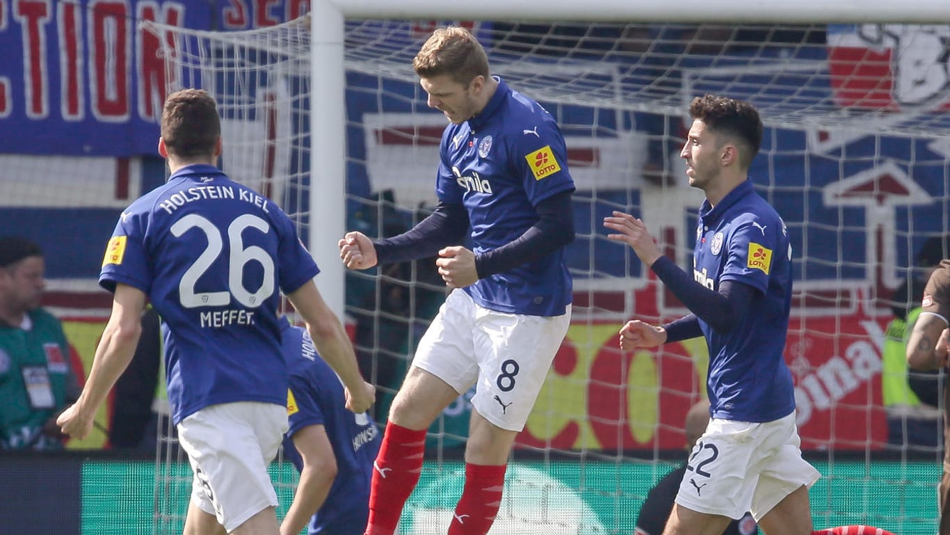 Kiels Alexander Mühling (M.) feiert seinen Treffer zum Ausgleich gegen St. Pauli.