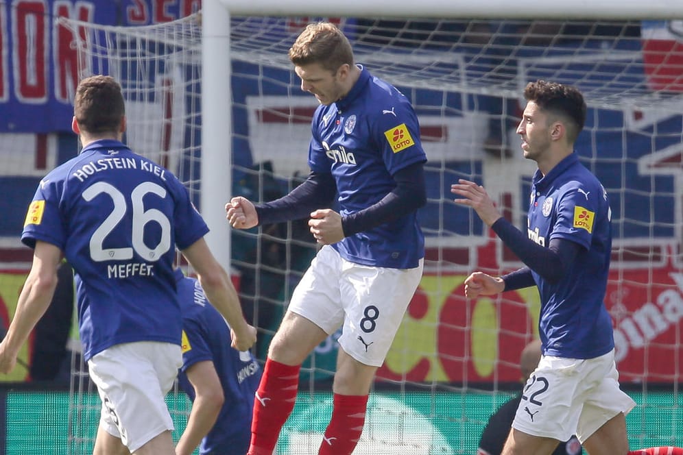 Kiels Alexander Mühling (M.) feiert seinen Treffer zum Ausgleich gegen St. Pauli.