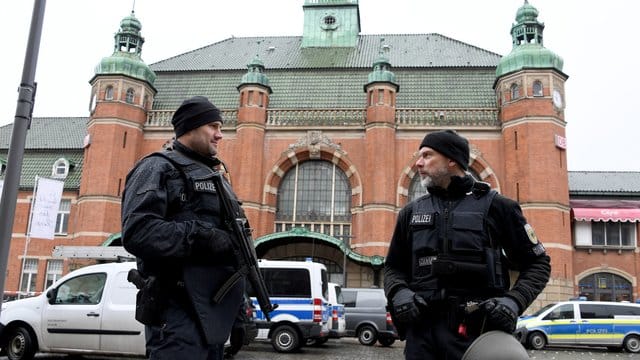 Polizeibeamte stehen vor dem Lübecker Hauptbahnhof. Polizeibeamte stehen vor dem Lübecker Hauptbahnhof.