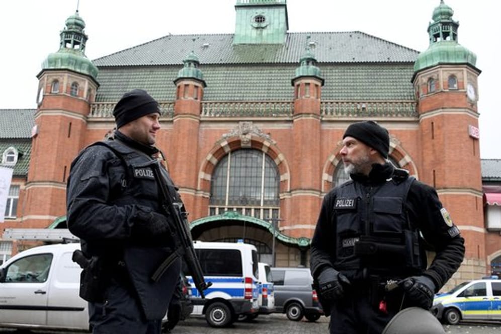 Polizeibeamte stehen vor dem Lübecker Hauptbahnhof.