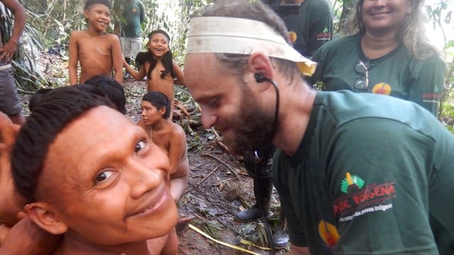 Ein Expeditionsmitglied hört die Herzfrequenz eines Korubo-Mannes ab. Ein Expeditionsmitglied hört die Herzfrequenz eines Korubo-Mannes ab.