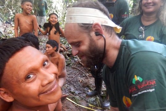 Ein Expeditionsmitglied hört die Herzfrequenz eines Korubo-Mannes ab.