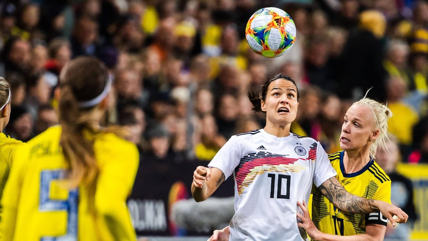 Unter Bedrängnis: Dzsenifer Marozsan behauptet den Ball gegen Schwedens Caroline Seger.