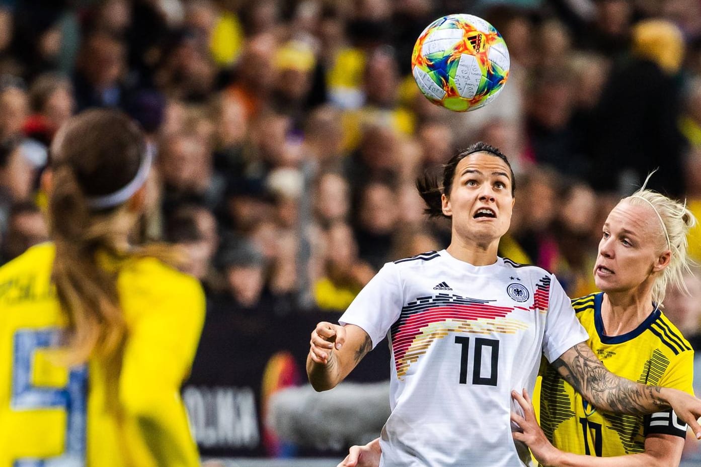 Unter Bedrängnis: Dzsenifer Marozsan behauptet den Ball gegen Schwedens Caroline Seger.