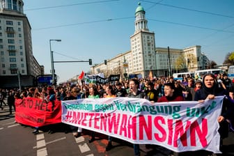 Berlin: Der Demonstrationszug gegen steigende Mieten vom Bündnis gegen Verdrängung und Mietenwahnsinn zieht auf der Karl-Marx-Allee am Frankfurter Tor vorbei.