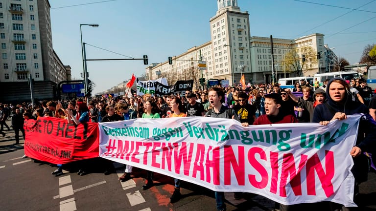 Berlin: Der Demonstrationszug gegen steigende Mieten vom Bündnis gegen Verdrängung und Mietenwahnsinn zieht auf der Karl-Marx-Allee am Frankfurter Tor vorbei.