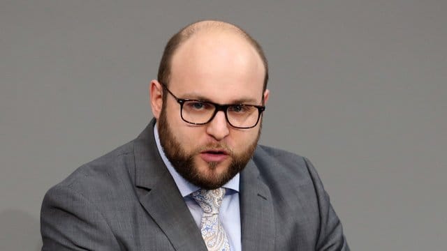 Markus Frohnmaier (AfD) sieht in den Vorwürfen eine "völlig enthemmte Hetzkampagne gegen die AfD und auch mich". Markus Frohnmaier (AfD) sieht in den Vorwürfen eine "völlig enthemmte Hetzkampagne gegen die AfD und auch mich".