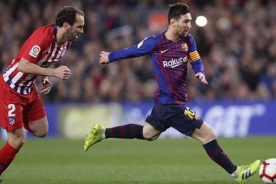 Barcelonas Lionel Messi (r) und Atleticos Diego Godin liefern sich ein hitziges Duell.