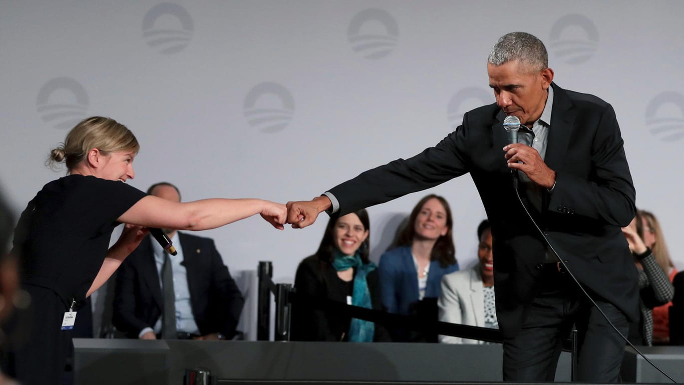 Geste der Zuwendung: Der frühere US-Präsident Barack Obama mit der bayrischen Grünen-Politikerin Katharina Schulze in Berlin