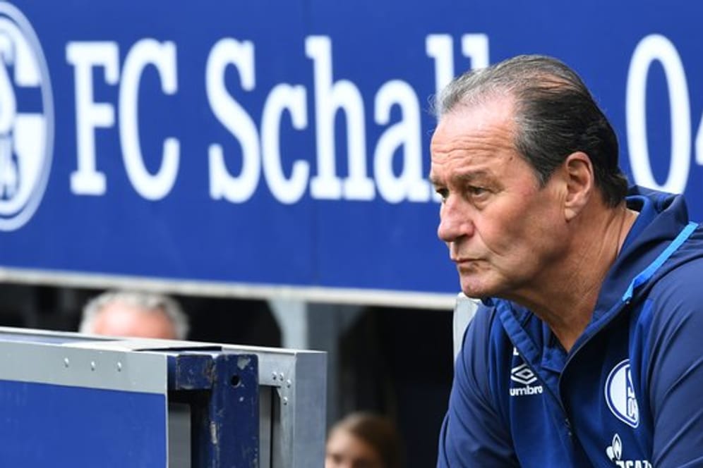 Schalke-Trainer Huub Stevens beschimpft nach dem Spiel einen Journalisten.