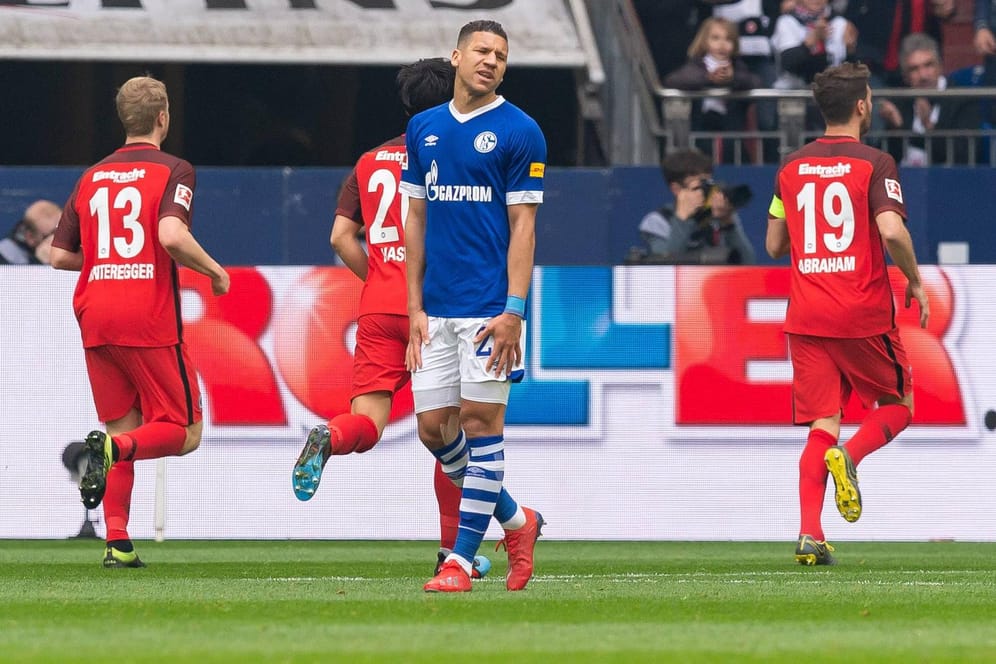 Enttäuscht: Schalkes Bruma (vorn), hinten jubeln die Frankfurter.
