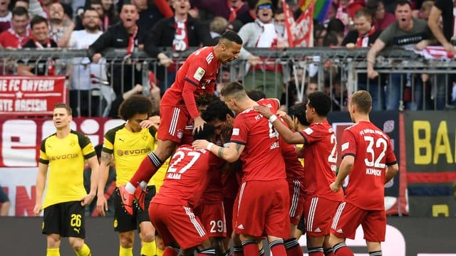 Die Spieler des FC Bayern München jubeln nach dem ersten Tor gegen Borussia Dortmund.
