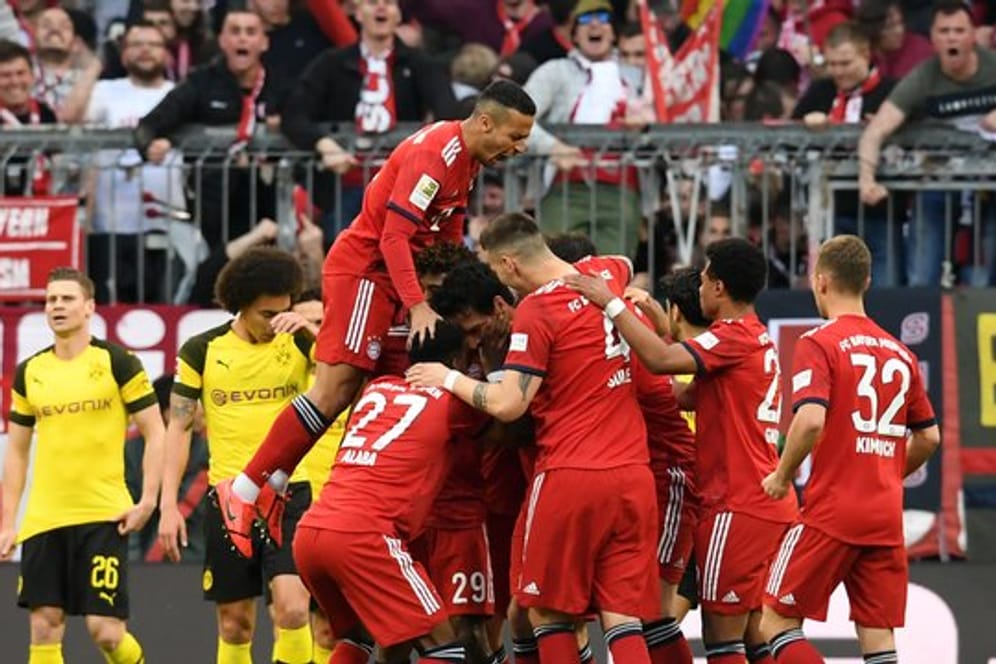 Die Spieler des FC Bayern München jubeln nach dem ersten Tor gegen Borussia Dortmund.