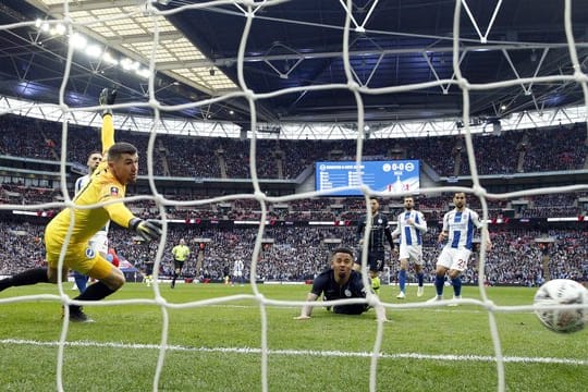 ManCity-Spieler Gabriel Jesus (M) erzielt das Tor des Tages.