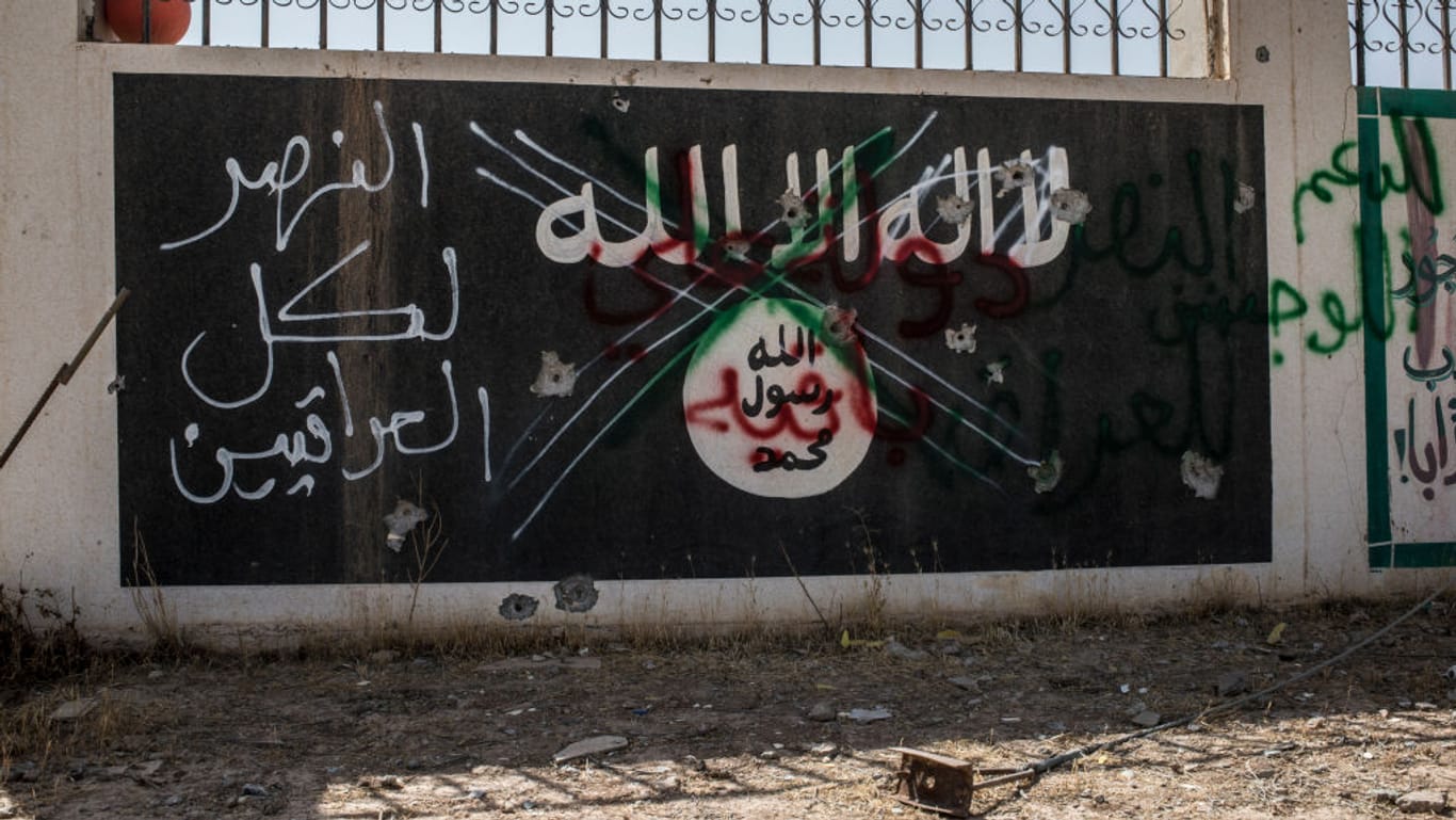 Der IS wurde zurückgedrängt: Auf einem Schild in der Iranischen Stadt Ba'aj wurde das Logo des IS durchgestrichen. (Symbolbild)