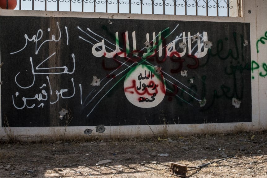 Der IS wurde zurückgedrängt: Auf einem Schild in der Iranischen Stadt Ba'aj wurde das Logo des IS durchgestrichen. (Symbolbild)