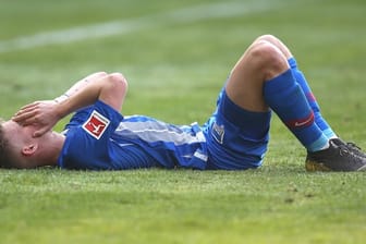 Hertha-Spieler Maximilian Mittelstädt liegt nach dem Abpfiff frustriert auf dem Spielfeld.