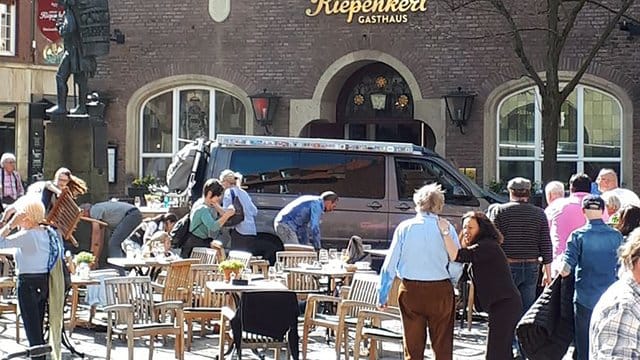 Noch unter Schock: Menschen vor dem Lokale "Zum großen Kiepenkerl", nachdem ein Amokfahrer in das Straßencafé gefahren war. Noch unter Schock: Menschen vor dem Lokale "Zum großen Kiepenkerl", nachdem ein Amokfahrer in das Straßencafé gefahren war.