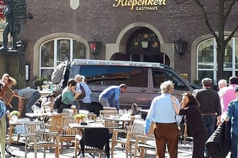 Noch unter Schock: Menschen vor dem Lokale "Zum großen Kiepenkerl", nachdem ein Amokfahrer in das Straßencafé gefahren war.