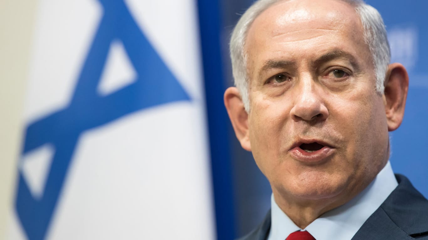 Benjamin Netanjahu, Israels Premierminister spricht während einer Pressekonferenz.
