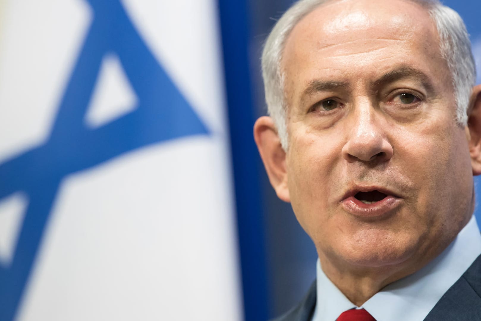 Benjamin Netanjahu, Israels Premierminister spricht während einer Pressekonferenz.