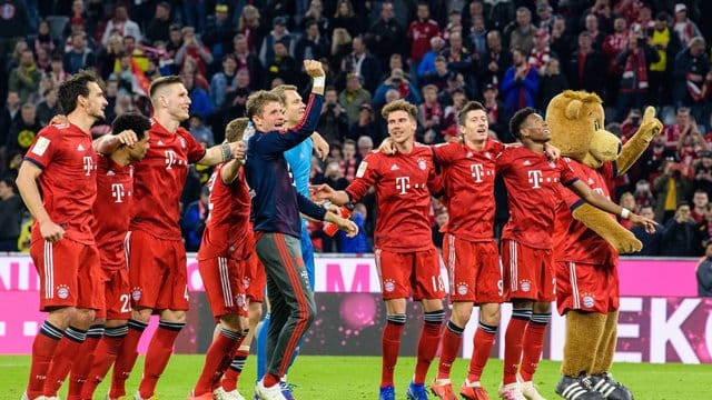 Wieder Tabellenführer: Die Spieler des FC Bayern haben Borussia Dortmund klar besiegt. Wieder Tabellenführer: Die Spieler des FC Bayern haben Borussia Dortmund klar besiegt.