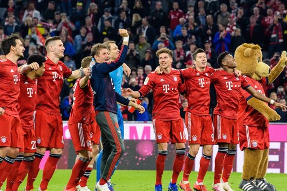 Wieder Tabellenführer: Die Spieler des FC Bayern haben Borussia Dortmund klar besiegt.