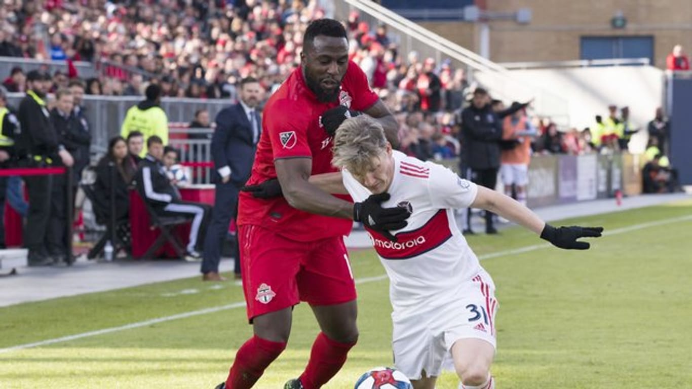 Bastian Schweinsteiger kämpft gegen Jozy Altidore (l) vom FC Toronto um den Ball.