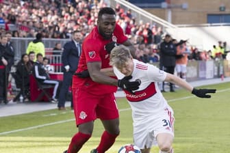 Bastian Schweinsteiger kämpft gegen Jozy Altidore (l) vom FC Toronto um den Ball.