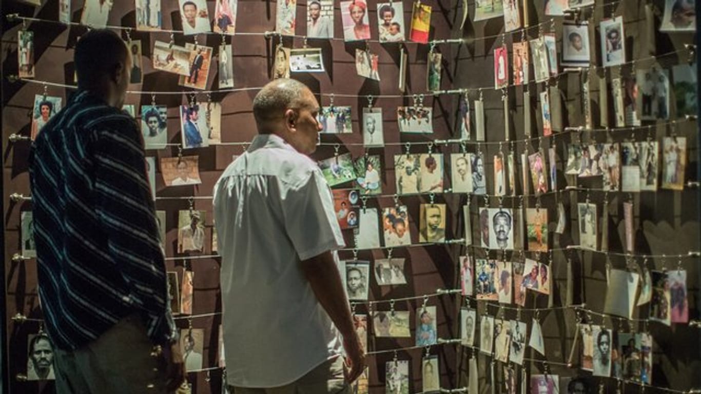 Fotos erinnern im Kigali Genocide Memorial Center an die Getöteten.