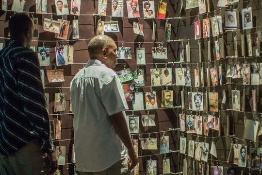 Fotos erinnern im Kigali Genocide Memorial Center an die Getöteten.