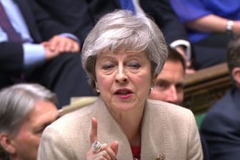 Großbritanniens Premierministerin Theresa May spricht im Unterhaus des Parlaments in London.