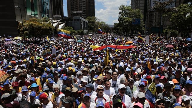 Tausende Menschen protestieren in Caracas gegen die venezolanische Regierung. Tausende Menschen protestieren in Caracas gegen die venezolanische Regierung.