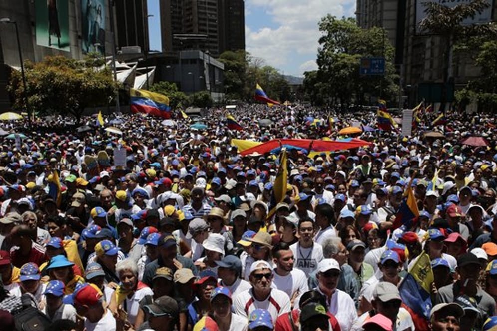 Tausende Menschen protestieren in Caracas gegen die venezolanische Regierung.