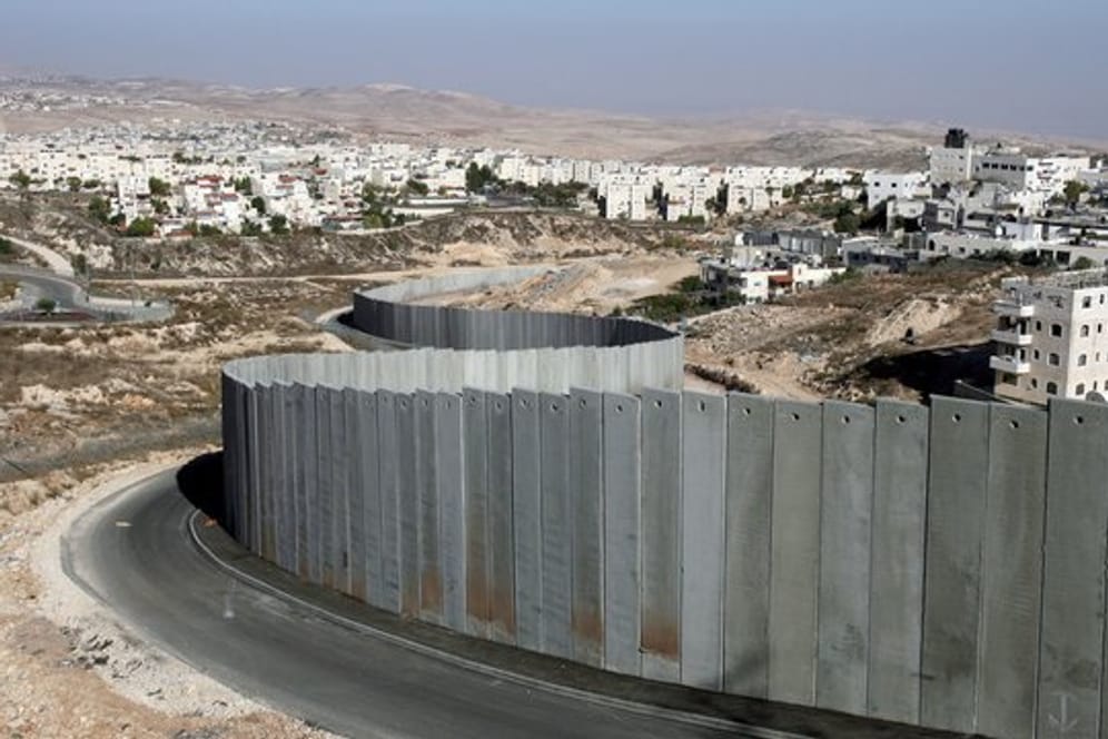 Eine hohe Mauer trennt jüdisches und palestinensisches Gebiet im Westjordanland nördlich von Jerusalem.